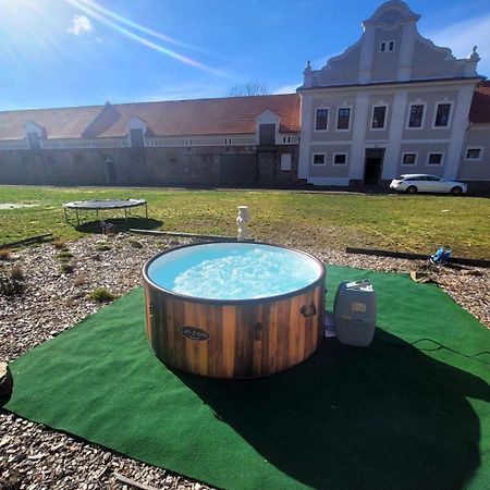 Chateau Moravany - Apartmany, Teepee A Wellness Ronov Nad Doubravou Bagian luar foto