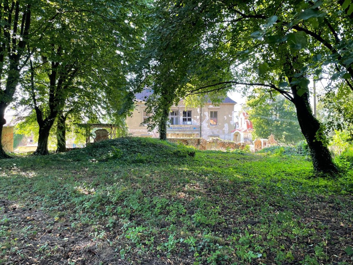 Chateau Moravany - Apartmany, Teepee A Wellness Ronov Nad Doubravou Bagian luar foto