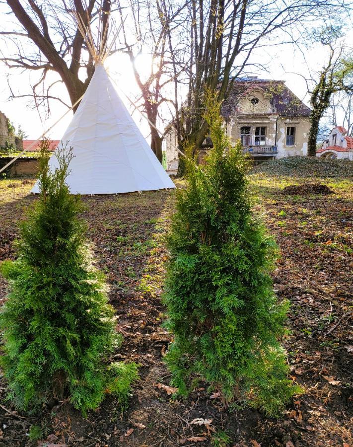 Chateau Moravany - Apartmany, Teepee A Wellness Ronov Nad Doubravou Bagian luar foto