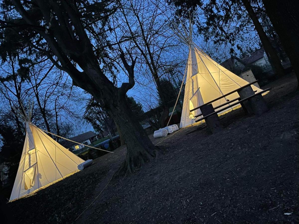 Chateau Moravany - Apartmany, Teepee A Wellness Ronov Nad Doubravou Bagian luar foto