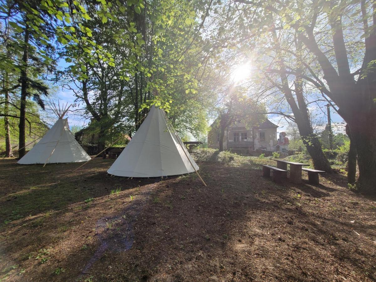 Chateau Moravany - Apartmany, Teepee A Wellness Ronov Nad Doubravou Bagian luar foto