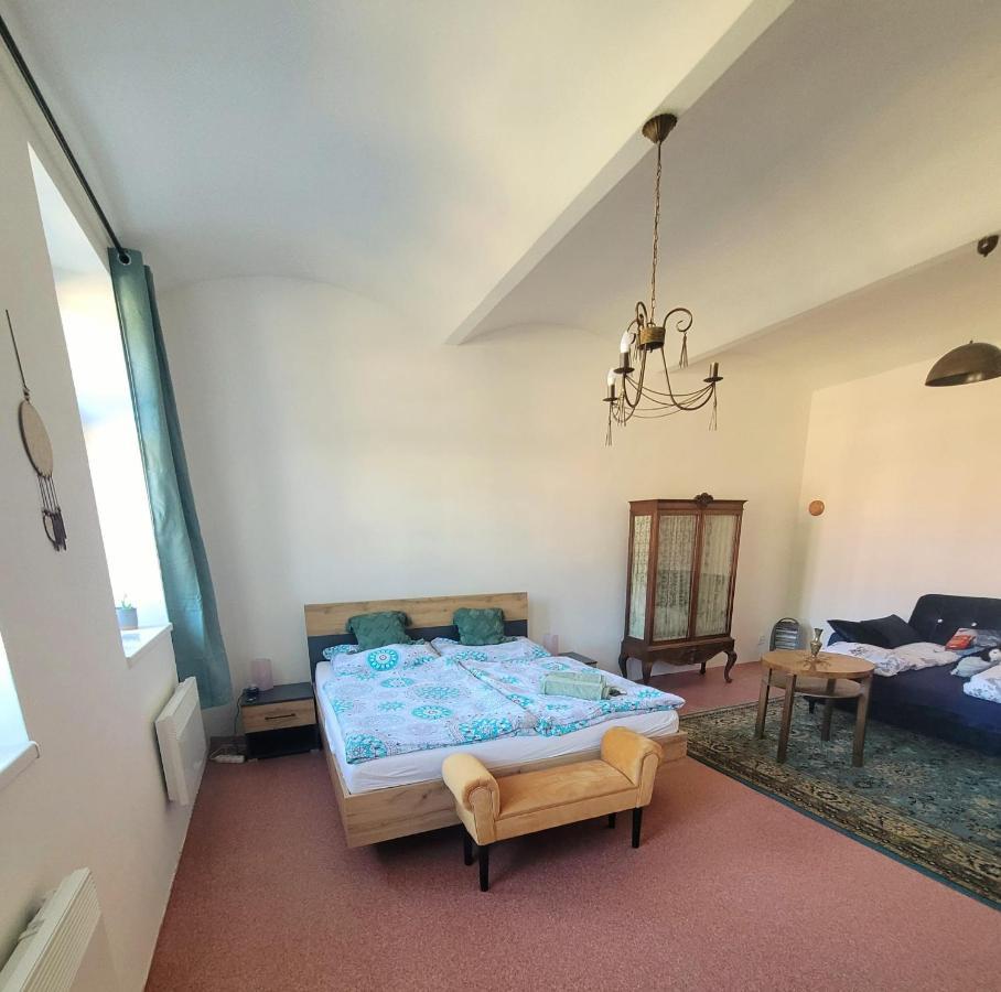 Chateau Moravany - Apartmany, Teepee A Wellness Ronov Nad Doubravou Bagian luar foto
