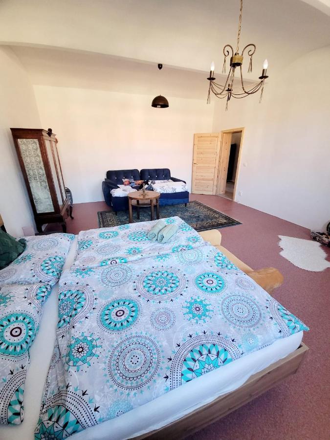 Chateau Moravany - Apartmany, Teepee A Wellness Ronov Nad Doubravou Bagian luar foto