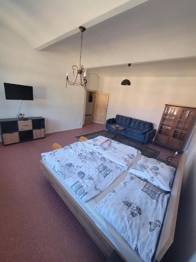 Chateau Moravany - Apartmany, Teepee A Wellness Ronov Nad Doubravou Bagian luar foto