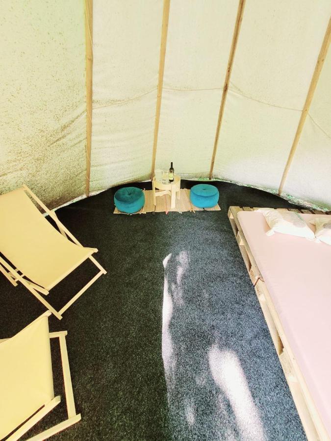 Chateau Moravany - Apartmany, Teepee A Wellness Ronov Nad Doubravou Bagian luar foto