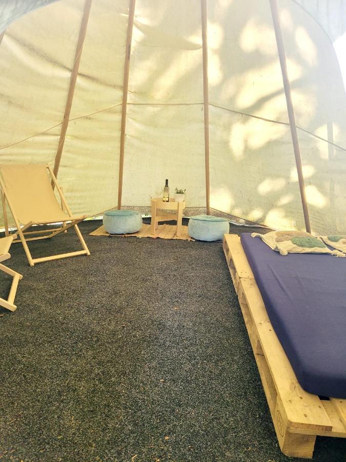 Chateau Moravany - Apartmany, Teepee A Wellness Ronov Nad Doubravou Bagian luar foto