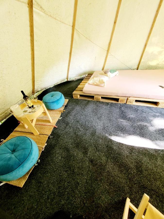 Chateau Moravany - Apartmany, Teepee A Wellness Ronov Nad Doubravou Bagian luar foto