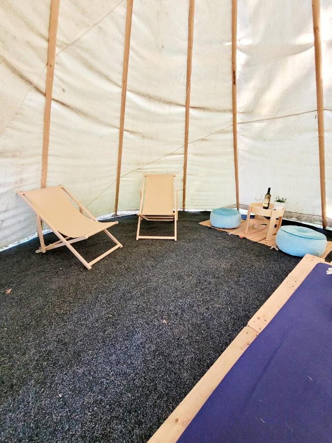 Chateau Moravany - Apartmany, Teepee A Wellness Ronov Nad Doubravou Bagian luar foto