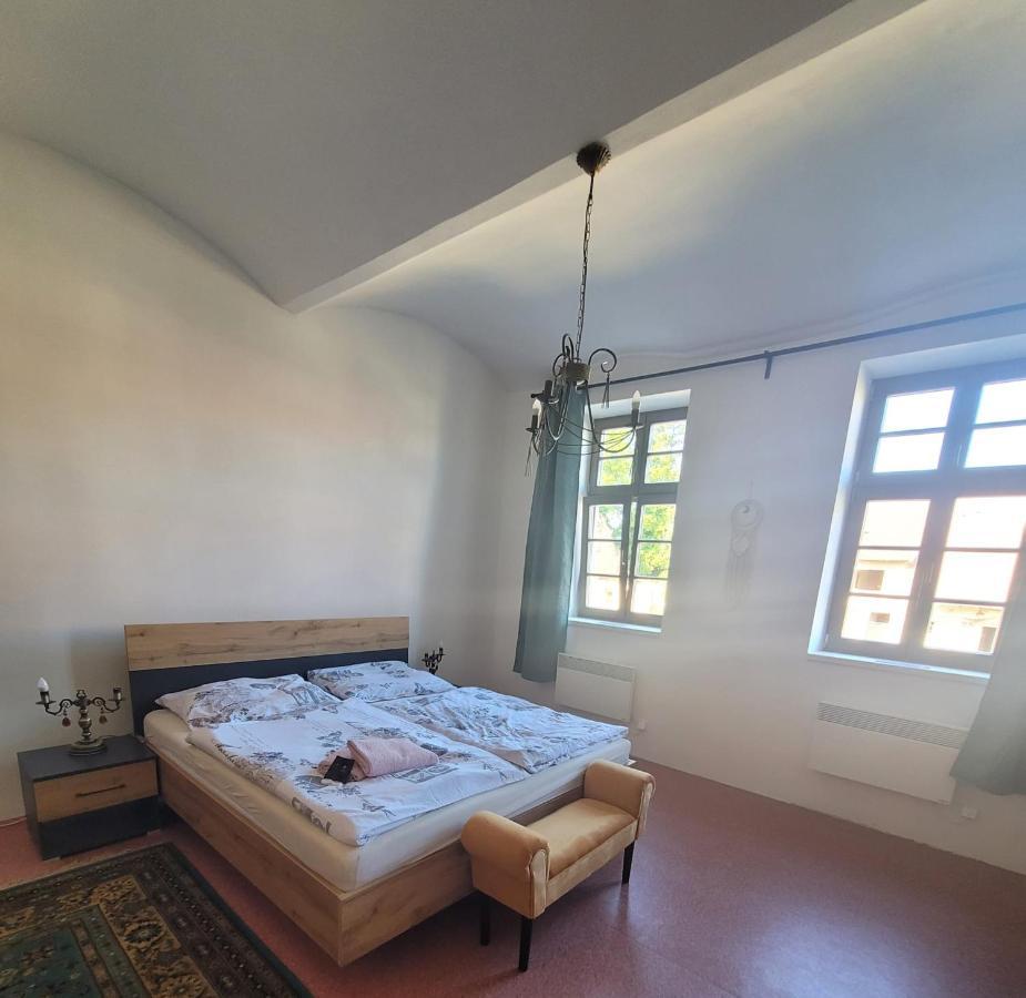 Chateau Moravany - Apartmany, Teepee A Wellness Ronov Nad Doubravou Bagian luar foto