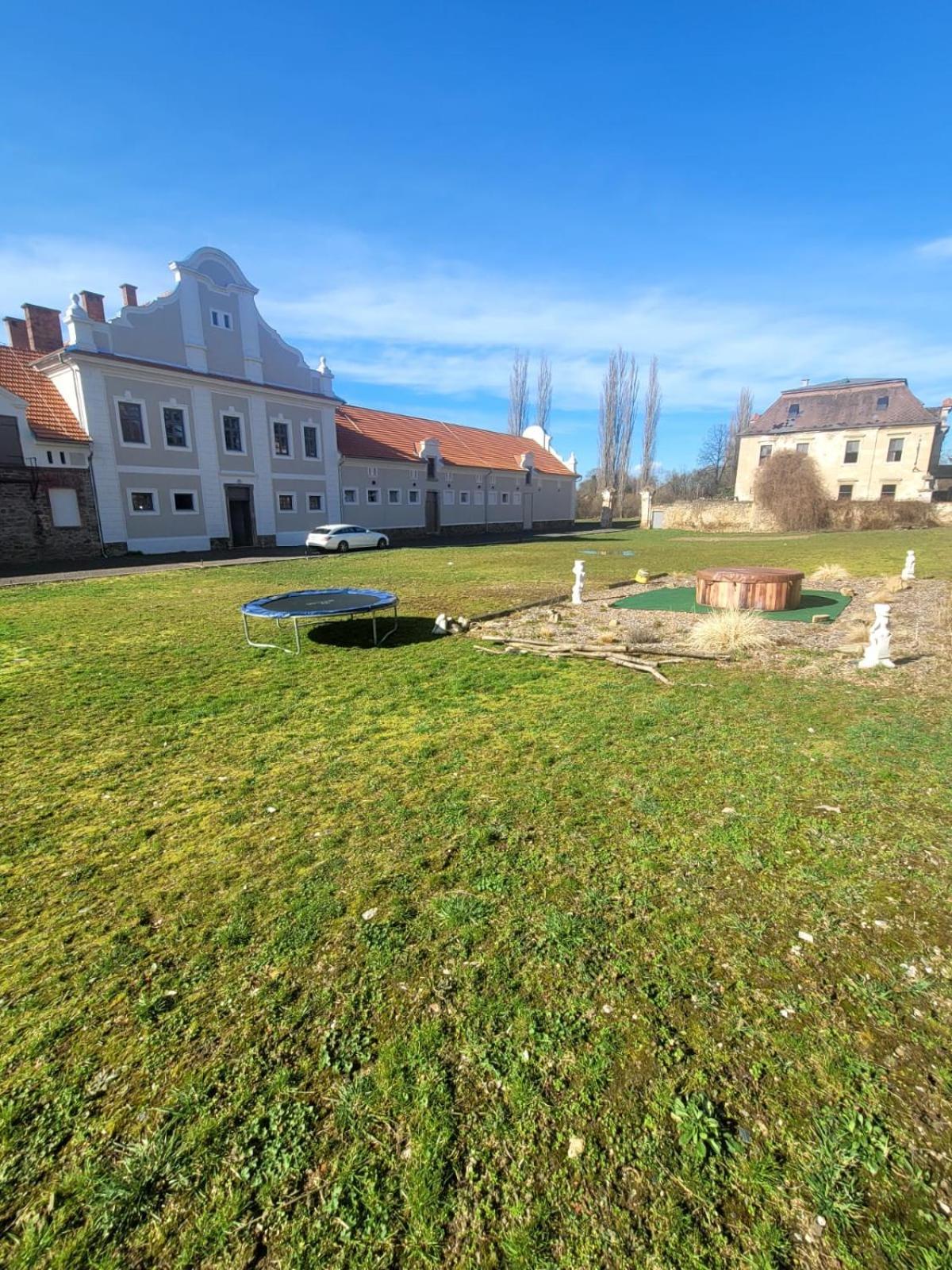 Chateau Moravany - Apartmany, Teepee A Wellness Ronov Nad Doubravou Bagian luar foto
