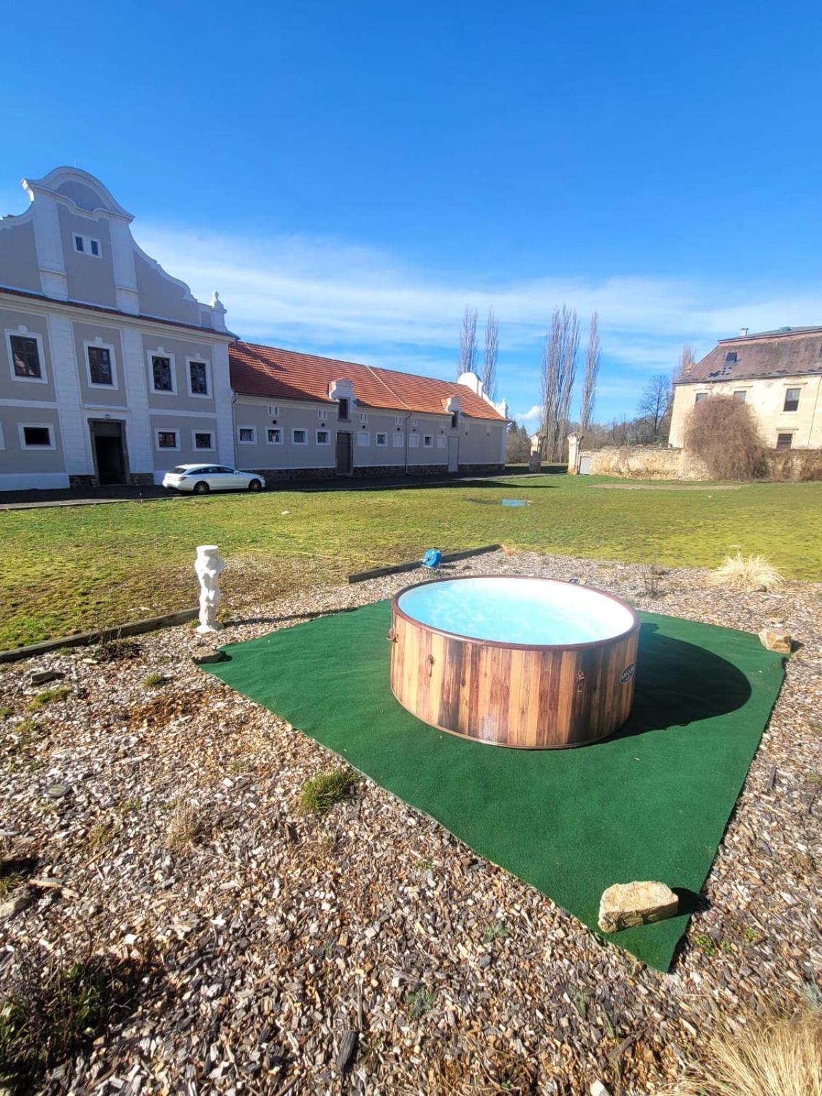 Chateau Moravany - Apartmany, Teepee A Wellness Ronov Nad Doubravou Bagian luar foto