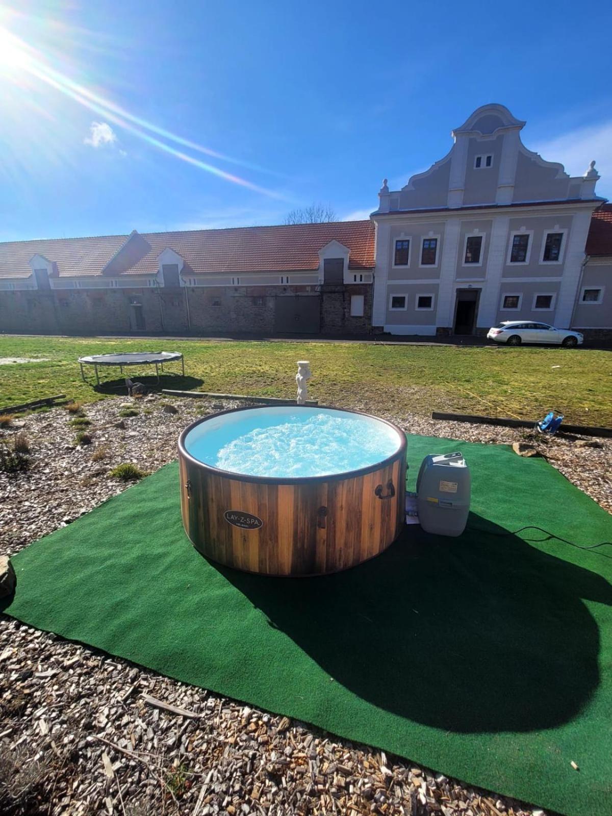 Chateau Moravany - Apartmany, Teepee A Wellness Ronov Nad Doubravou Bagian luar foto