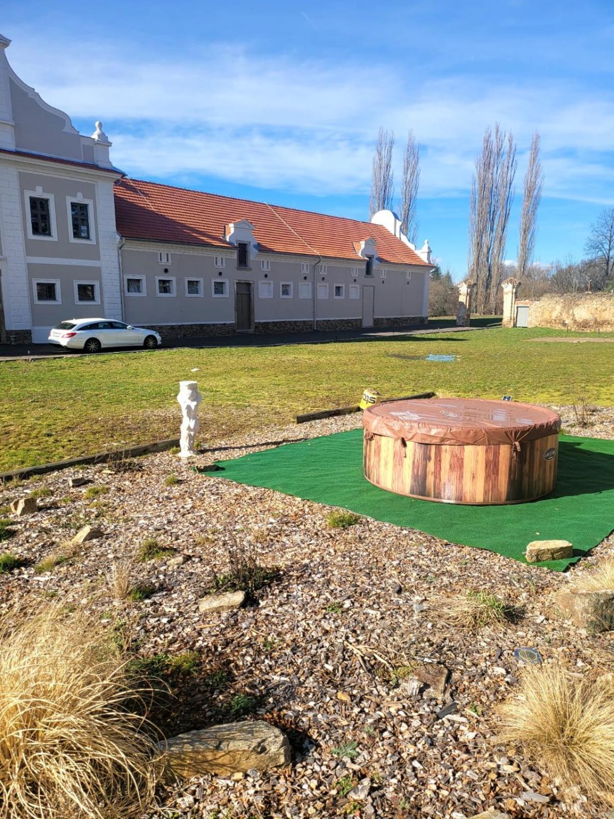 Chateau Moravany - Apartmany, Teepee A Wellness Ronov Nad Doubravou Bagian luar foto