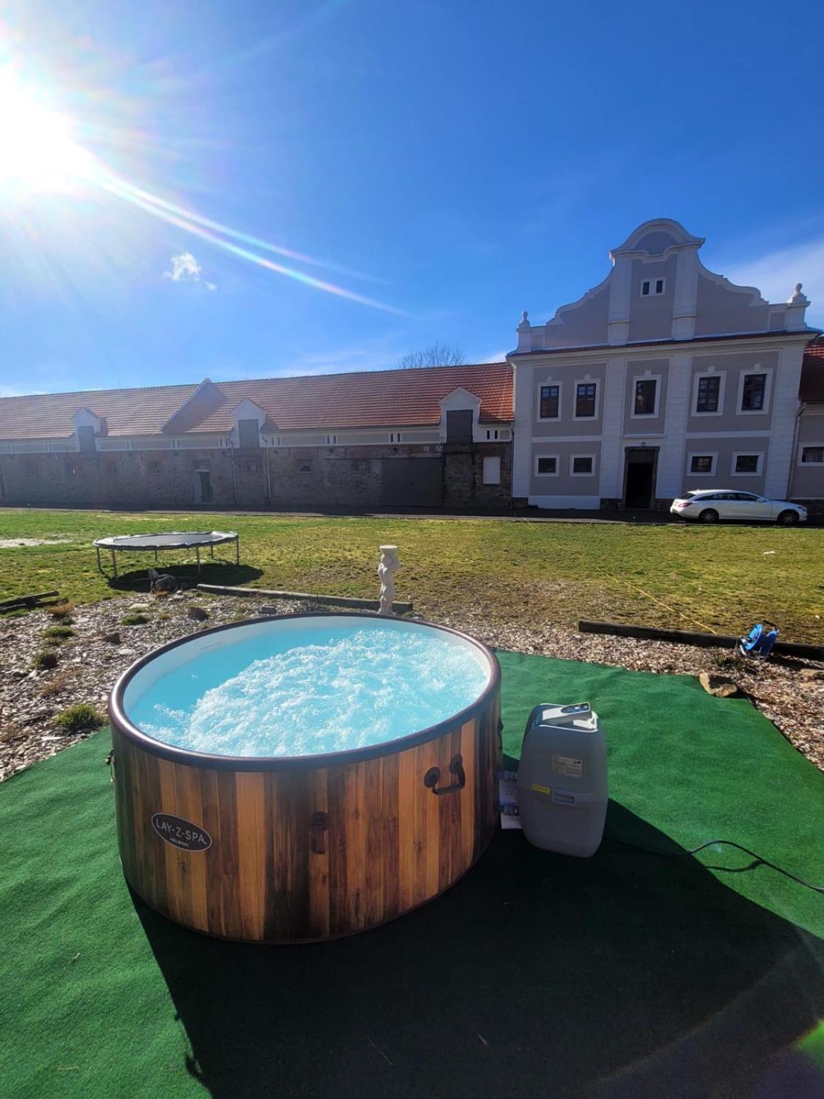 Chateau Moravany - Apartmany, Teepee A Wellness Ronov Nad Doubravou Bagian luar foto